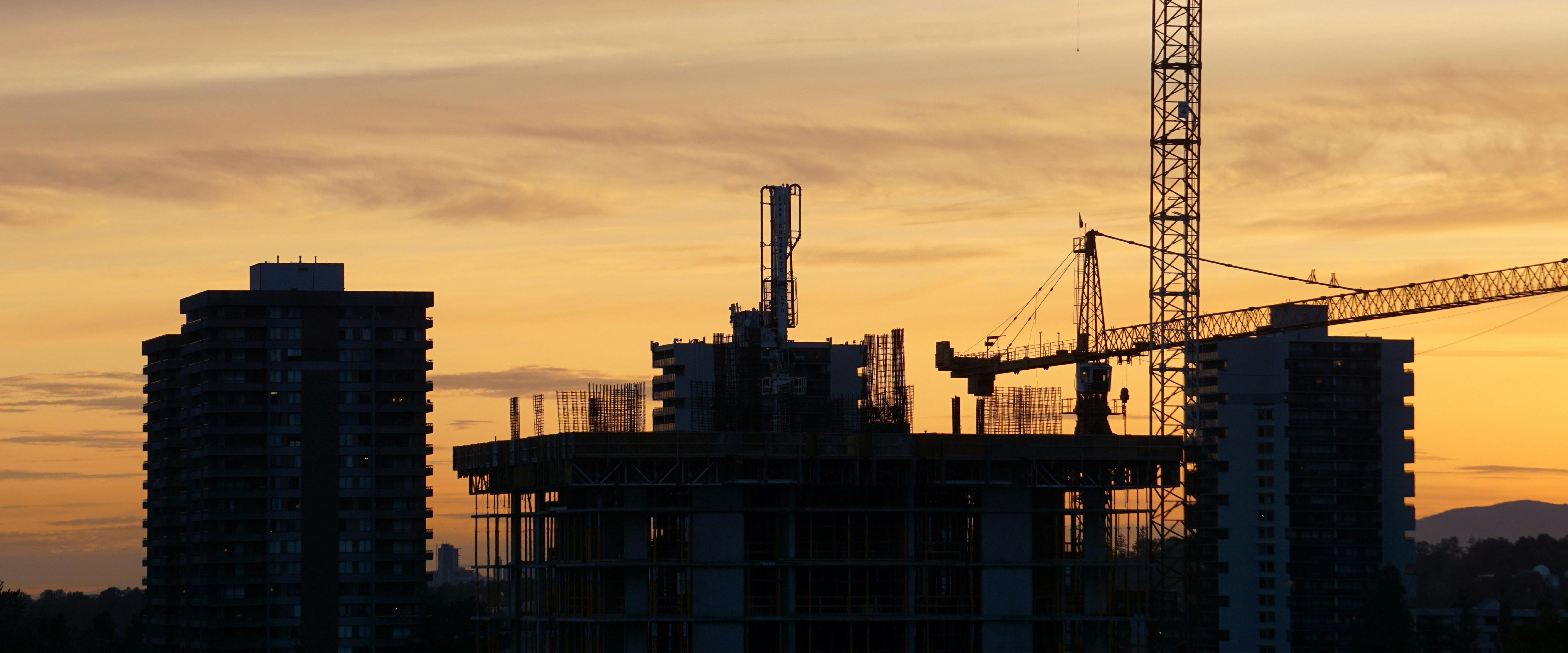 Construction site fall protection system for roofs and exposed edges