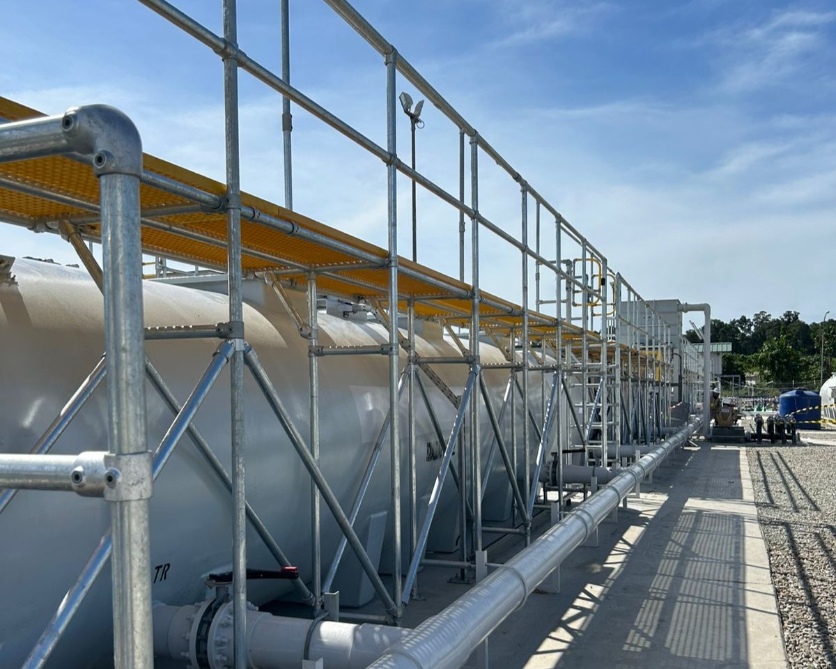 Access Platform for Petroleum Lines