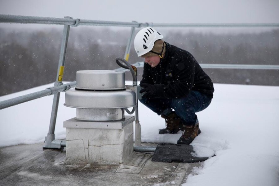 Kee Guard In Winter Weather / Safety Railings on Roof for Winter