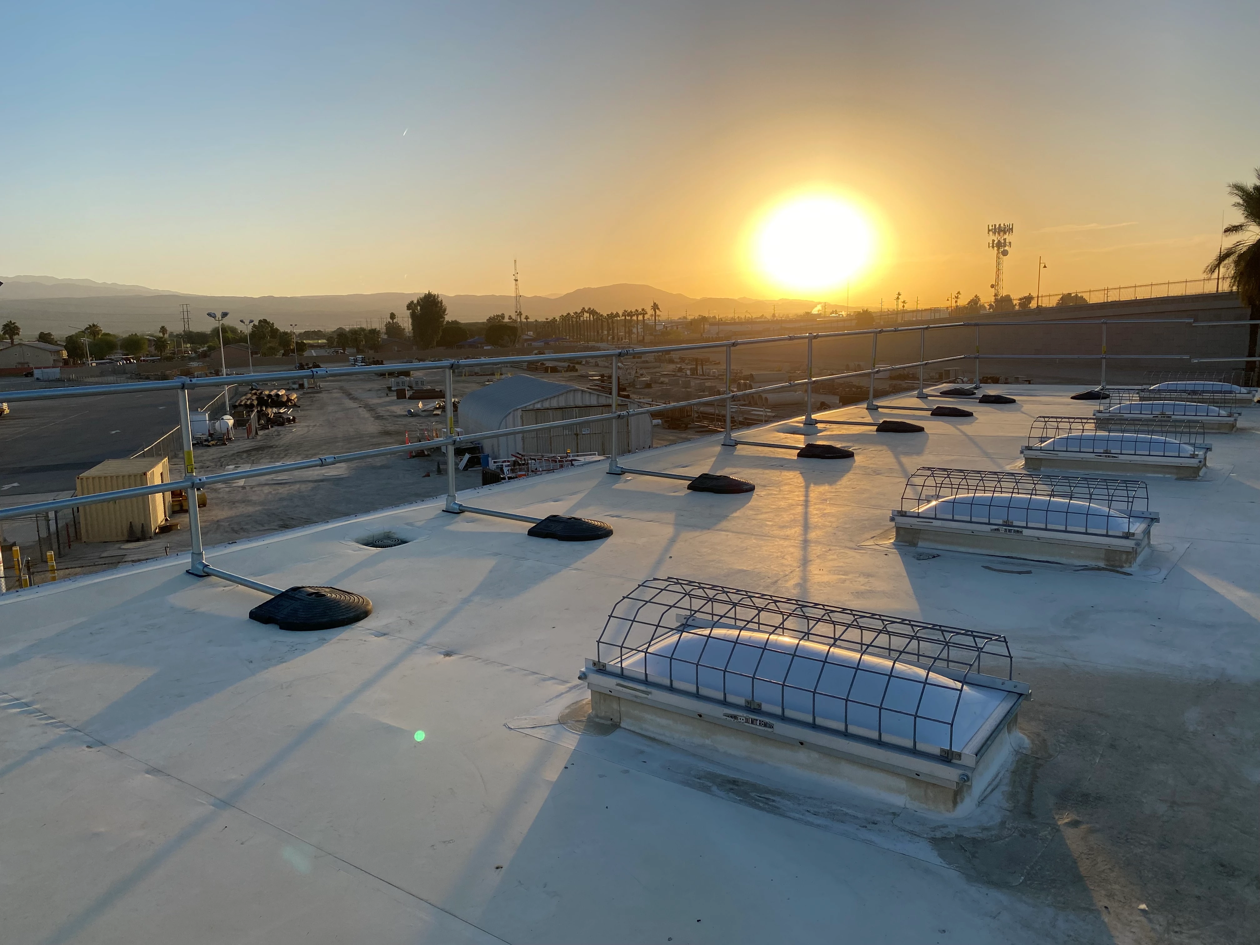 Kee Guard rooftop guardrail system installed on a flat commercial roof in Canada / Modular roof edge protection with Kee Guard safety guardrails on a flat roof