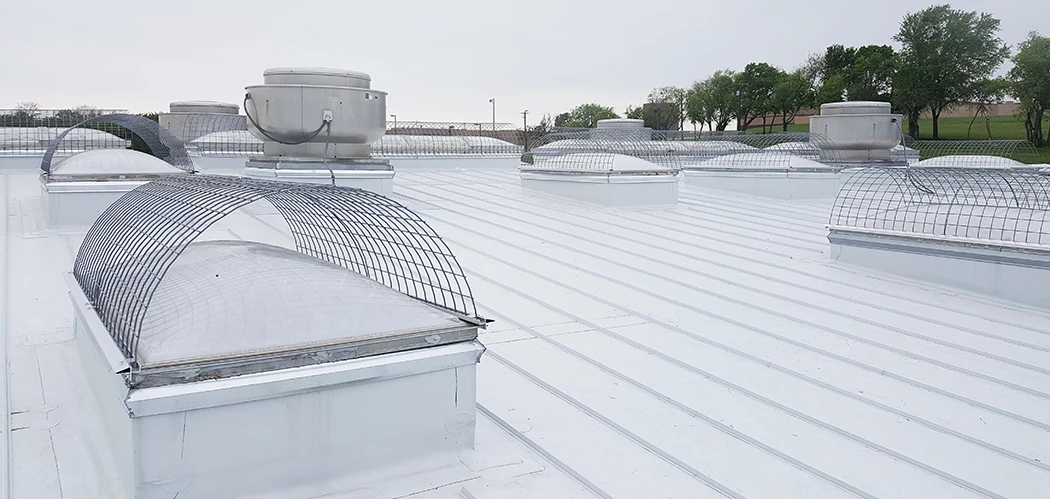 Adaptable cover for skylights on flat, trapezoidal and standing seam roofs