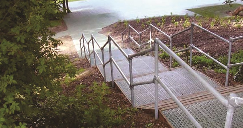 Kee Klamp safety railings on an outdoor stairway | tubular fittings