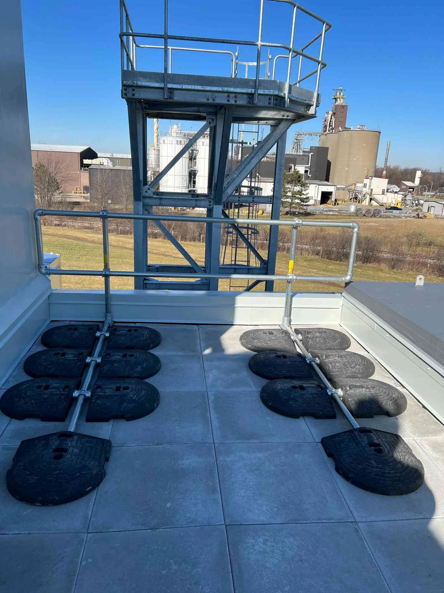 Kee Guard / Unprotected Roof Edge / Guardrail / Roof Guardrail / rooftop guardrails Canada / non-penetrating guardrails CSA compliant