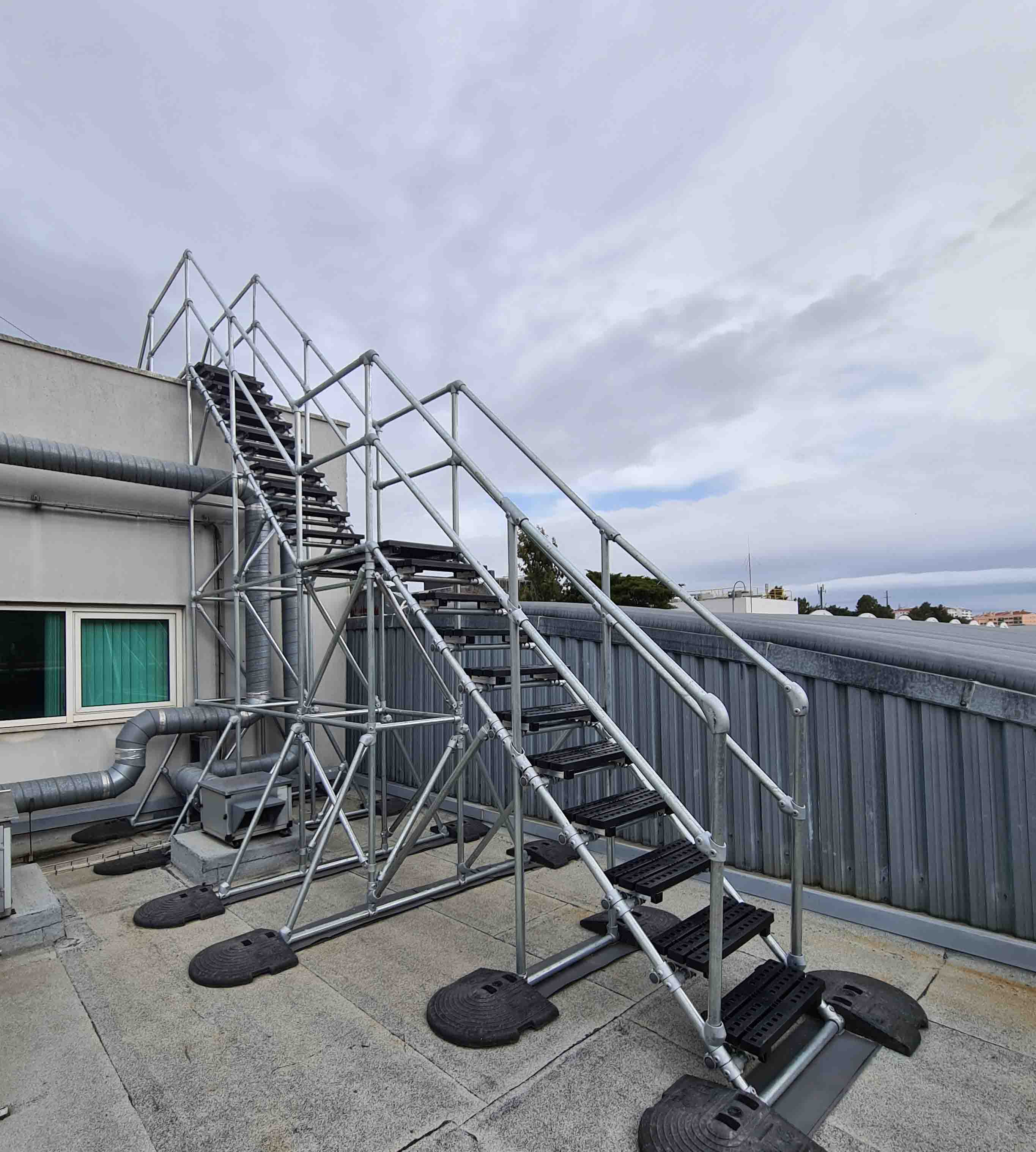Kee Step / Rooftop Crossover Canada / Safe Rooftop Access / Non-Penetrating Crossover System for Rooftops / Fall Protection System