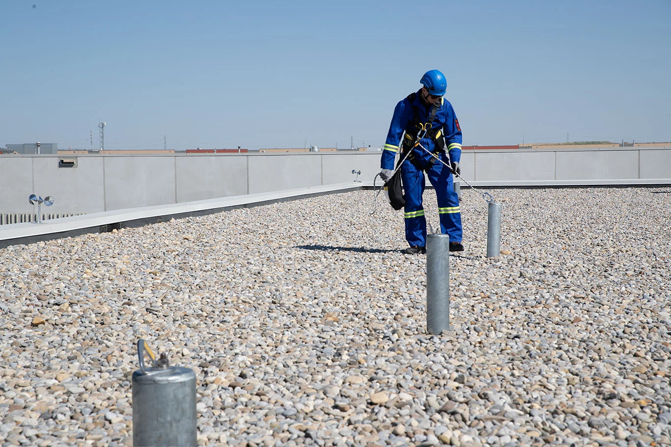 Kee Post rigid anchor tie-off offers a solution for securing workers to the building’s structure